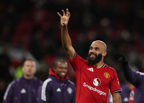 姆伯莫：德里赫特进球前我告诉队友要坚捏，足球中什么齐可能发生